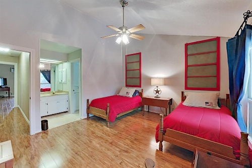 Lake-View All-Suite Retreat - Near Marina & Dining townhouse image 16