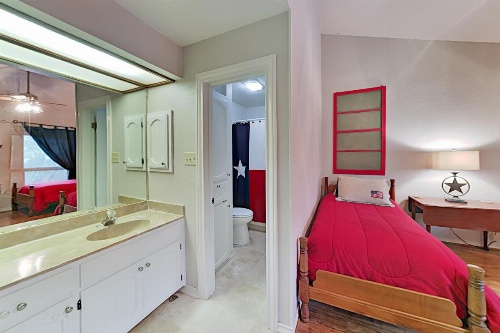 Lake-View All-Suite Retreat - Near Marina & Dining townhouse image 19