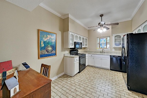 Lake-View All-Suite Retreat - Near Marina & Dining townhouse image 7