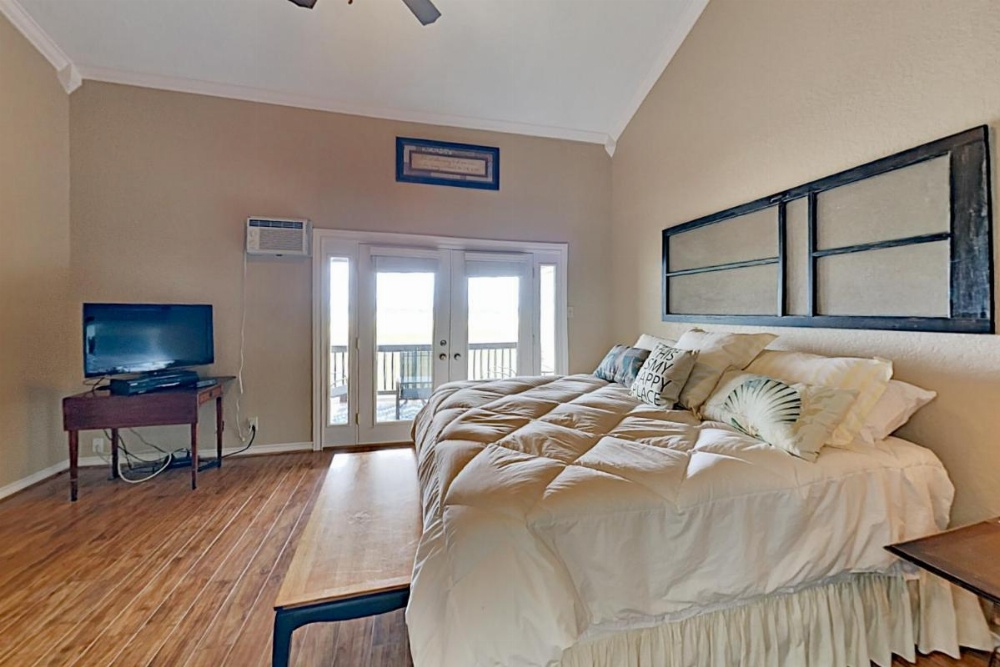 Lake-View All-Suite Retreat - Near Marina & Dining townhouse